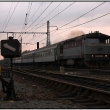 Nhradn souprava vlaku R 706 z Luhaovic veden olomouckou bertou 749 253 navozuje vzpomnku na dobu dvno minulou, kdy v ele tchto rychlk byly zamraen samozejmost ... . Podveer 4.jna2008 pod St.12 .
